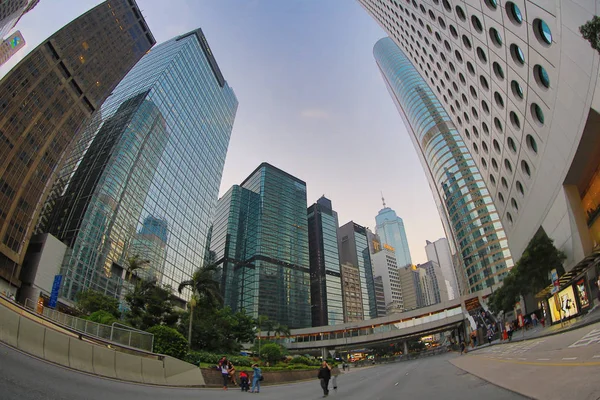 Wolkenkrabbers skywards weergave in centrale Hong Kong — Stockfoto