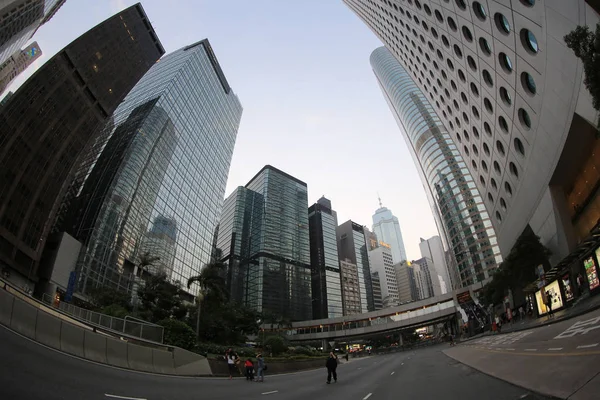Wolkenkrabbers skywards weergave in centrale Hong Kong — Stockfoto