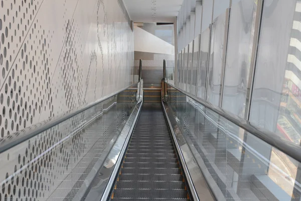 地铁的自动扶梯。向上移动楼梯 — 图库照片