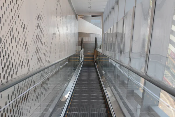 Metrodaki Yürüyen Merdiven. Merdivenlerden yukarı hareket etmek — Stok fotoğraf