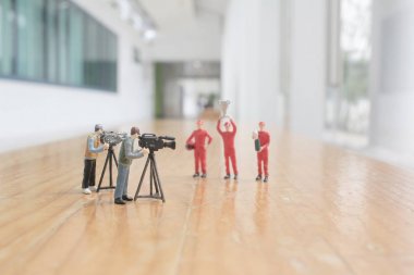 arka planda fincan ile sürücü mini rakam