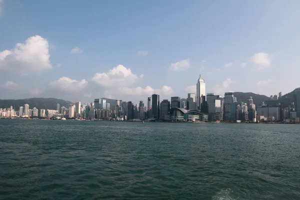 香港のスカイラインの海岸線に沿って — ストック写真