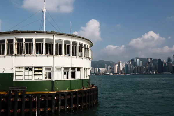 Hong Kong Star Ferry llega a Wan Chai ferry Pier — Foto de Stock