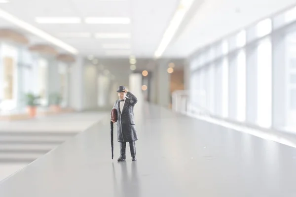 Figura mni personas caminando en el pasillo de la oficina . — Foto de Stock