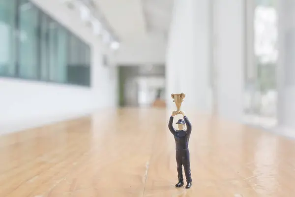 Mini figura del conductor con la taza en el fondo — Foto de Stock