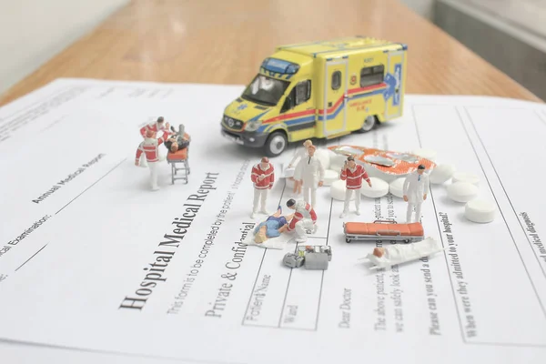 Mini figure with the hospital medical report — Stock Photo, Image