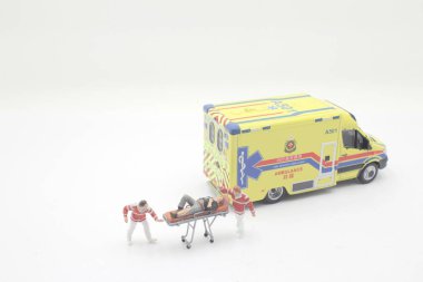  ambulansta ilk yardım yapan paramediklerin minisi