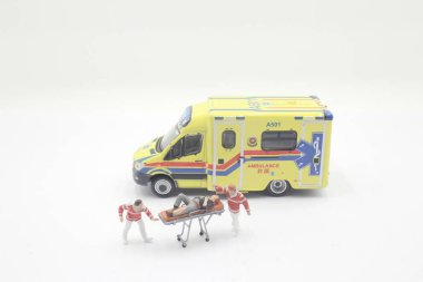  ambulansta ilk yardım yapan paramediklerin minisi