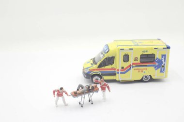  ambulansta ilk yardım yapan paramediklerin minisi