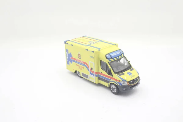Escala de coche amarillo ambulancia 5 mayo 2019 —  Fotos de Stock