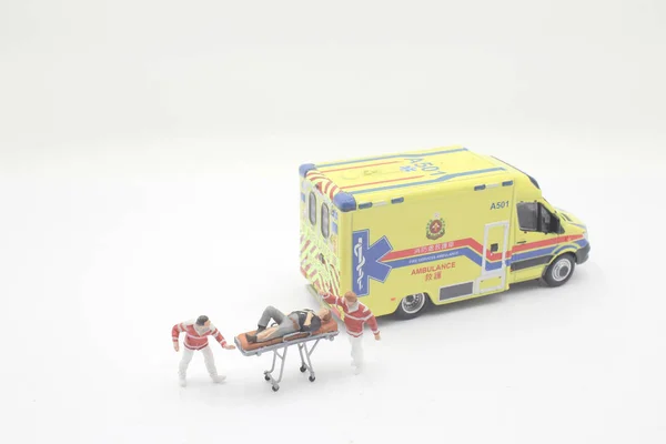 Mini de paramédicos realizando primeros auxilios en ambulancia —  Fotos de Stock