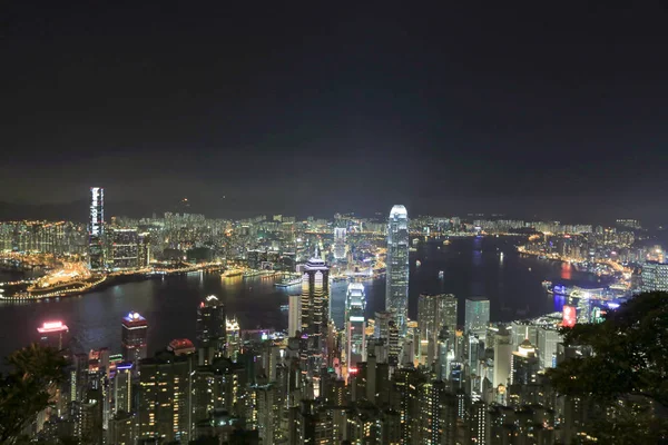 夜港摩天大楼。从山顶看 — 图库照片