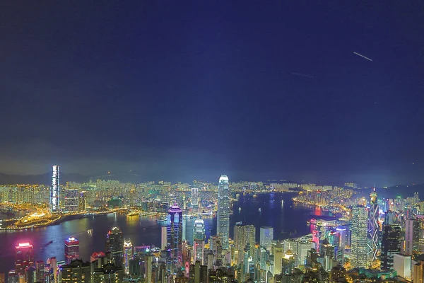 Night HK wolkenkrabbers. Uitzicht vanaf de piek — Stockfoto