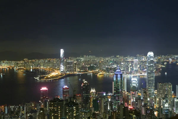 Arranha-céus nocturnos HK. Vista do pico — Fotografia de Stock