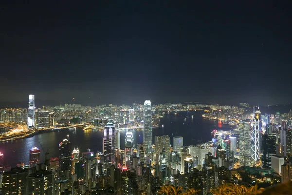 夜港摩天大楼。从山顶看 — 图库照片