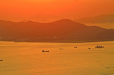 Yaz geçmişi. Denizde güzel gün batımı. 