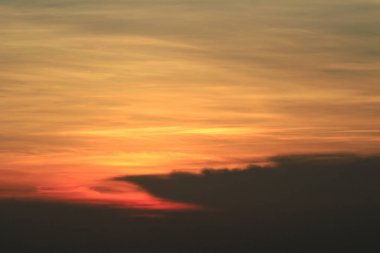 Yaz geçmişi. Denizde güzel gün batımı. 