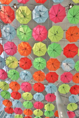 sokak dekorasyonu çok renkli şemsiyeler.