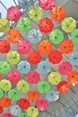 sokak dekorasyonu çok renkli şemsiyeler.