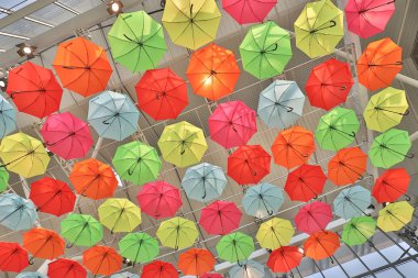 sokak dekorasyonu çok renkli şemsiyeler.