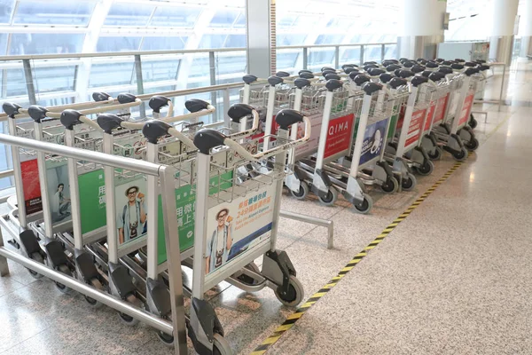 Carrelli bagagli per turisti, 11 maggio 2019 hk aeroporto — Foto Stock