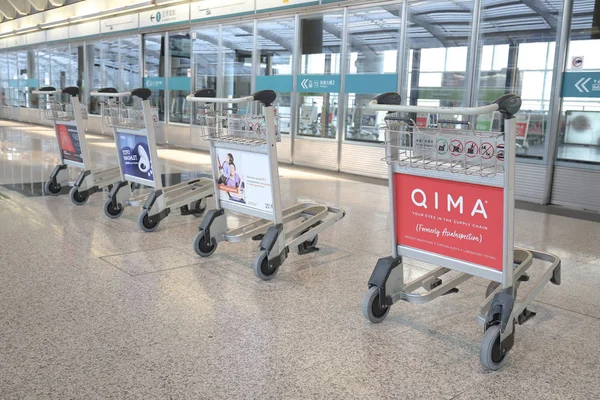 Carros de equipaje para turistas, 11 mayo 2019 hk aiport — Foto de Stock