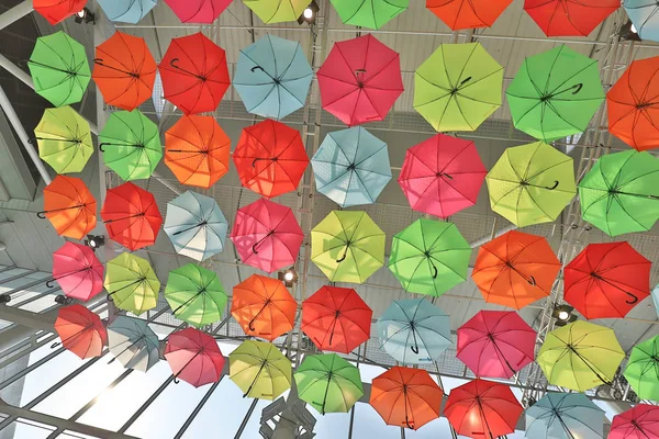 Os muitos guarda-chuvas coloridos na decoração de rua . — Fotografia de Stock