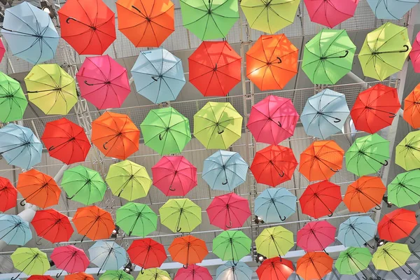 De vele kleurrijke parasols in straat decoratie. — Stockfoto
