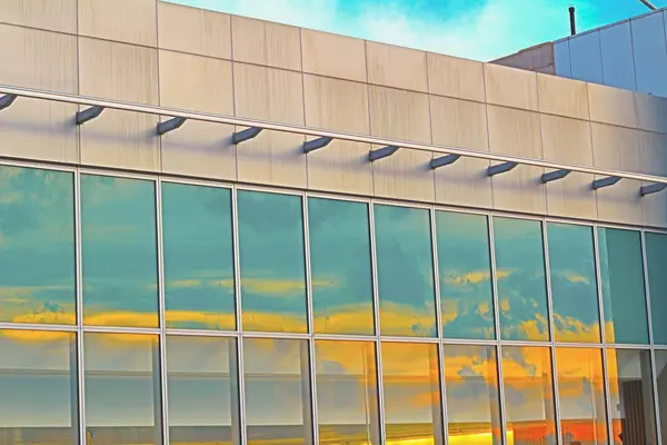 หน้าต่างของอาคารธุรกิจสมัยใหม่ — ภาพถ่ายสต็อก