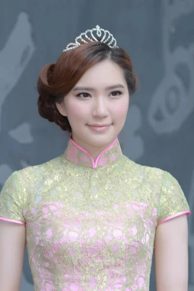 Leende kvinna slitage Cheongsam 18 maj 2014 — Stockfoto