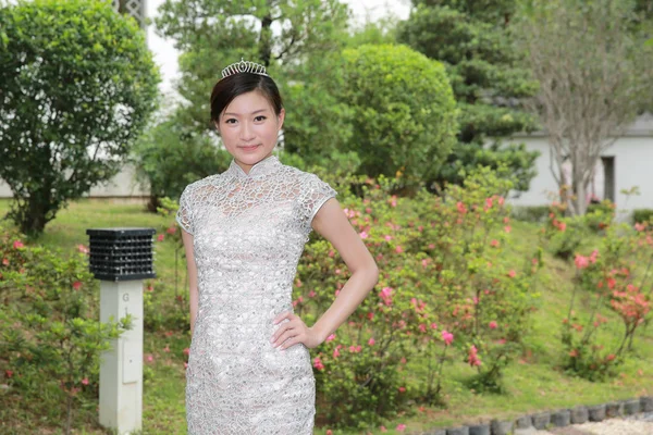 18 maj 2014 leende kvinna bära Cheongsam — Stockfoto