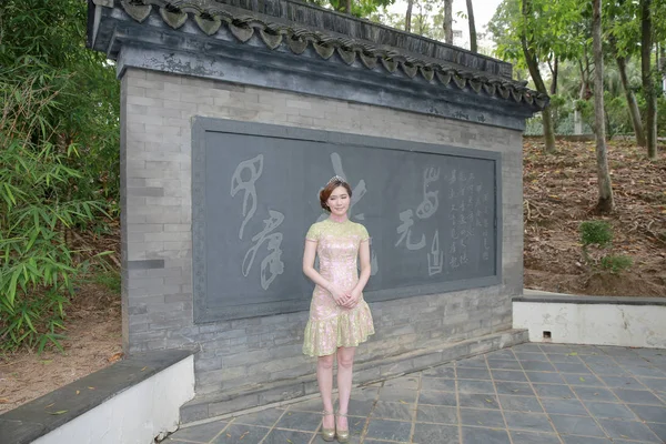 18 mayo 2014 Sonrisa mujer usar cheongsam —  Fotos de Stock