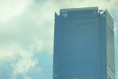 Modern yansıtıcı ofis binalarının güzel görünümü