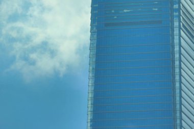 Modern yansıtıcı ofis binalarının güzel görünümü