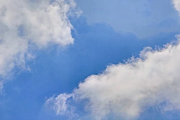 Céu azul e nuvens céu. fundo céu azul — Fotografia de Stock