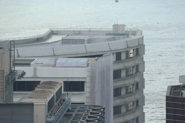 Onderste weergave glas grijs vierkante ramen van de stad — Stockfoto