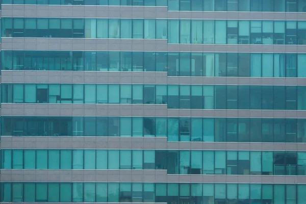 Prachtig uitzicht op moderne reflecterende kantoorgebouwen — Stockfoto