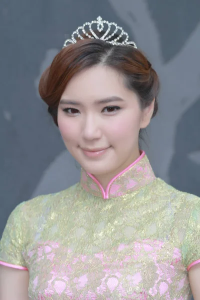 Sorriso donna indossare cheongsam 18 maggio 2014 — Foto Stock