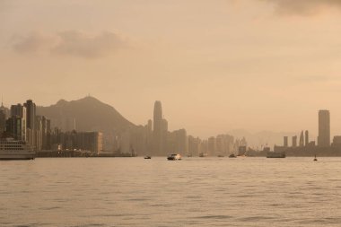 Victoria Harbor ,Hong Kong silueti gün batımı.