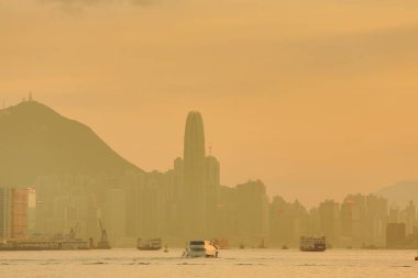 Hong Kong güneşi Victoria Harbou'yu batamış.