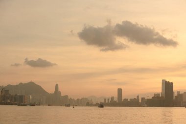 Hong Kong güneşi Victoria Harbou'yu batamış.