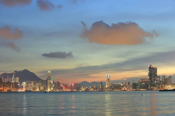 Victoria Harbour i Hong Kong City i skymningen 2014 — Stockfoto