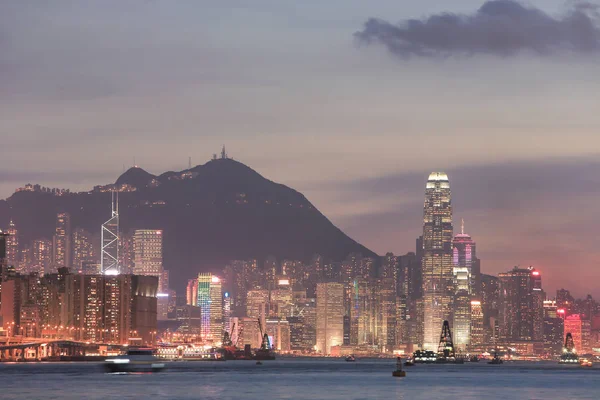 Alacakaranlıkta Hong Kong şehrinin Victoria limanı 2014 — Stok fotoğraf