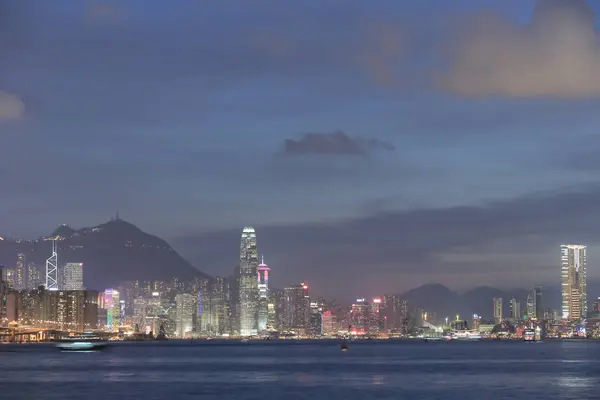 Alacakaranlıkta Hong Kong şehrinin Victoria limanı 2014 — Stok fotoğraf