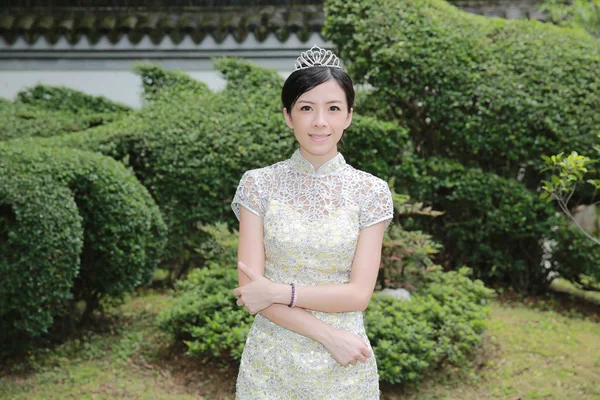 18 maggio 2014 Sorriso donna indossare cheongsam — Foto Stock