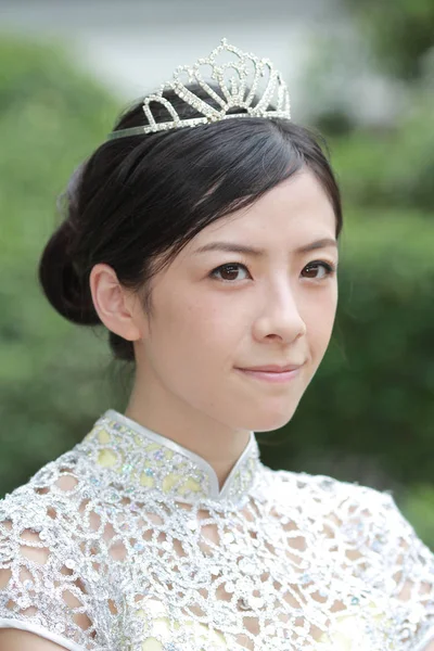Lächeln Frau tragen cheongsam 18 Mai 2014 — Stockfoto