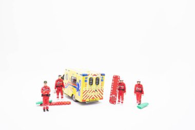 Bir sağlık çalışanı ambulans arabasına koşmak