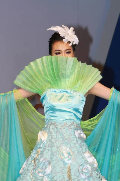 Un desfile de moda con la modelo en Hong Kong —  Fotos de Stock