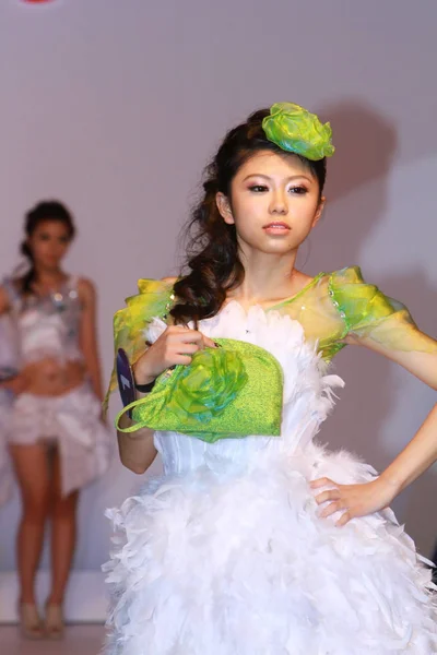Un desfile de moda con la modelo en Hong Kong — Foto de Stock