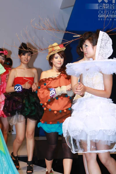 Un desfile de moda con la modelo en Hong Kong — Foto de Stock